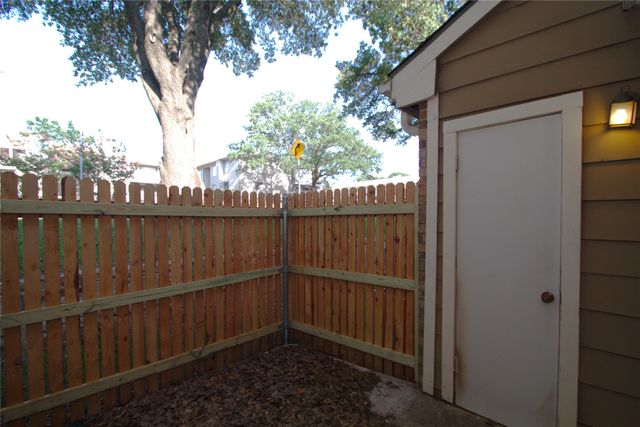 2121 Park Willow Lane C, Arlington, TX 76011
