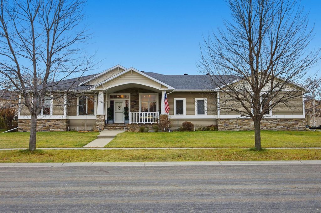 3847 43rd Avenue S, Moorhead, MN 56560