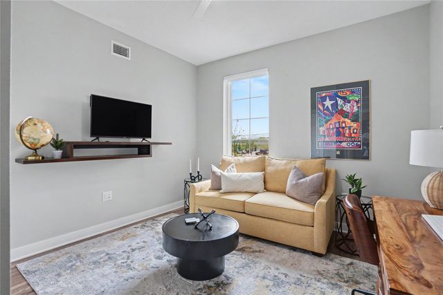 450 SW 7th Street 209, Des Moines, IA 50309