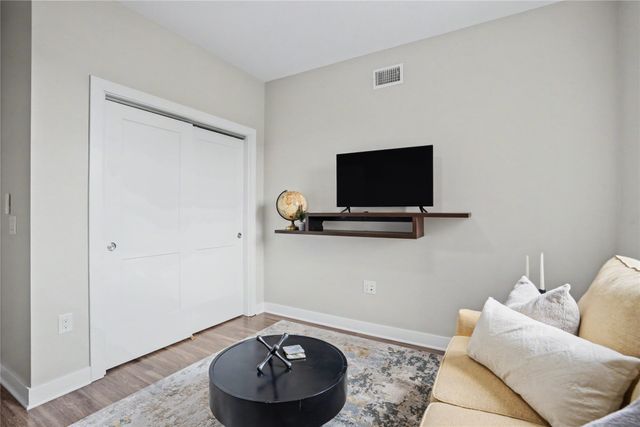450 SW 7th Street 209, Des Moines, IA 50309