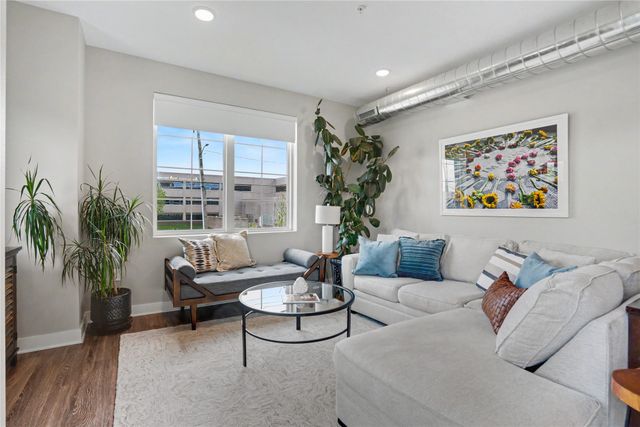 450 SW 7th Street 209, Des Moines, IA 50309