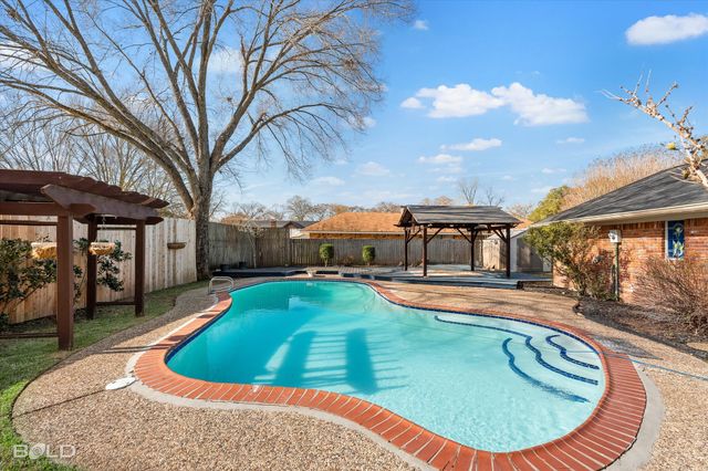 2119 Surrey Lane, Bossier City, LA 71111