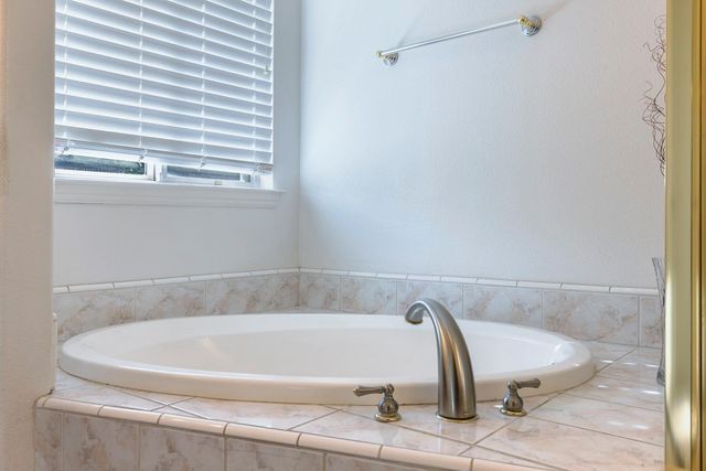 6008 W Wathen Avenue, Fresno, CA 93722