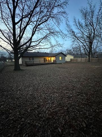 112 Donoho Drive, Salem, IL 62881