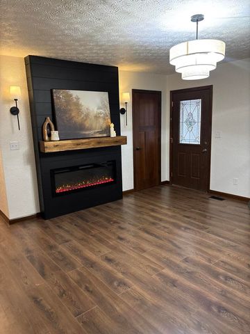 112 Donoho Drive, Salem, IL 62881