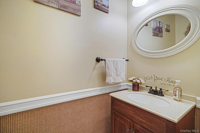 52 Shady View Crossing, Manorville, NY 11949