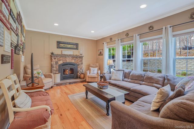 52 Shady View Crossing, Manorville, NY 11949