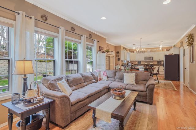 52 Shady View Crossing, Manorville, NY 11949