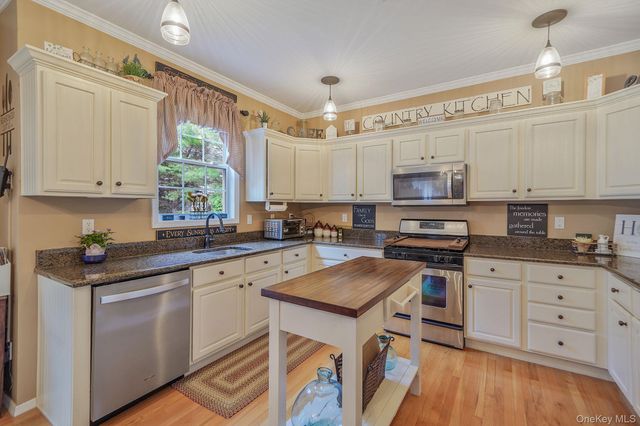 52 Shady View Crossing, Manorville, NY 11949