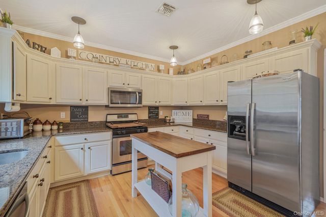 52 Shady View Crossing, Manorville, NY 11949