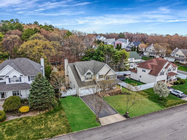 52 Shady View Crossing, Manorville, NY 11949