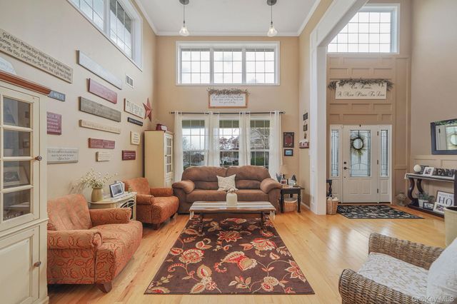 52 Shady View Crossing, Manorville, NY 11949