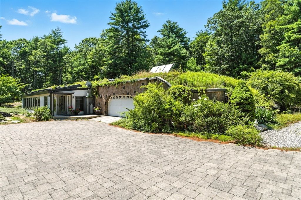 182 County Rd, Plympton, MA 02367