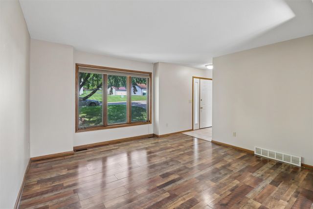 701 SE 61st Street, Pleasant Hill, IA 50327