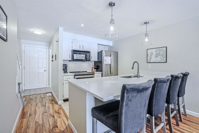 35 Montrose Drive, Stratham, NH 03885