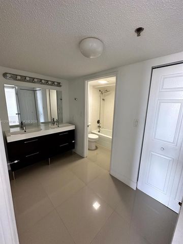 20515 E Country Club Drive 1949, Aventura, FL 33180