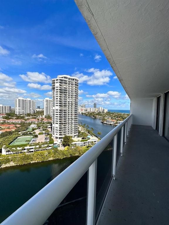 20515 E Country Club Drive 1949, Aventura, FL 33180