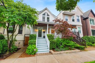 1828 W Barry Avenue, Chicago, IL 60657