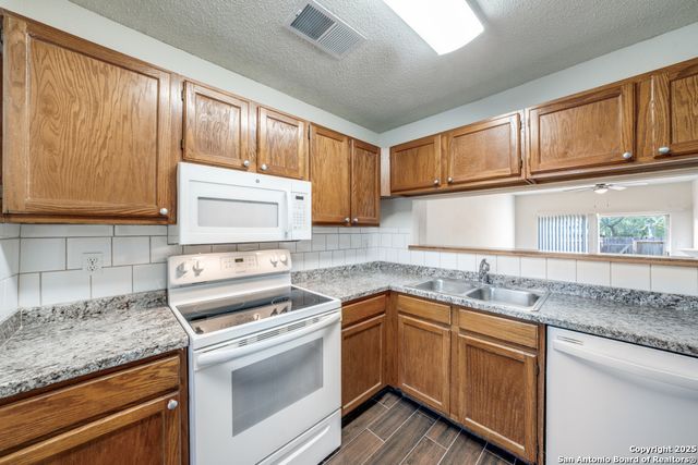 10254 Dover Rdg Apt 204, San Antonio, TX 78250