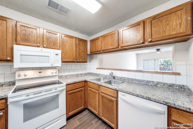 10254 Dover Rdg Apt 204, San Antonio, TX 78250