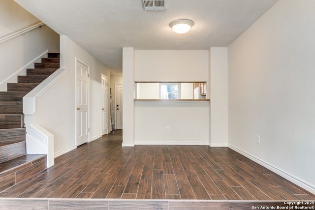 10254 Dover Rdg Apt 204, San Antonio, TX 78250