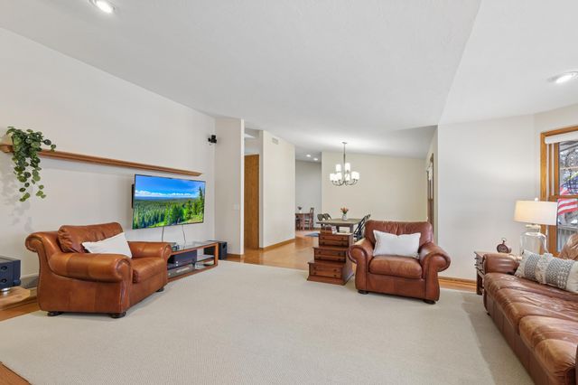 877 Ivy Lane, Eagan, MN 55123