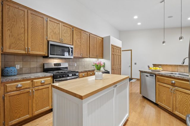 877 Ivy Lane, Eagan, MN 55123