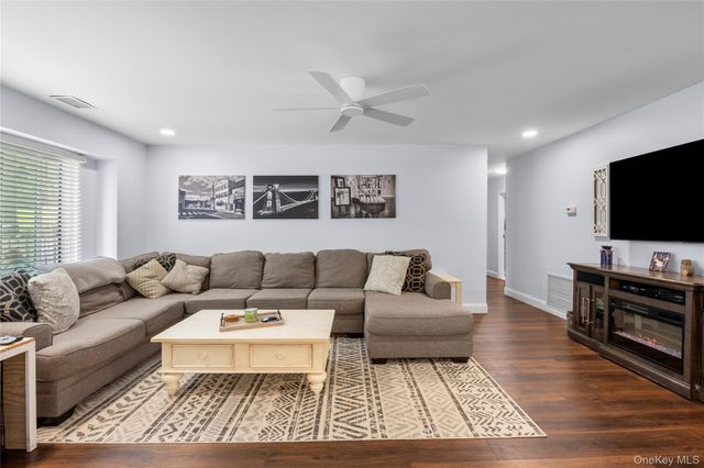 346 Clubhouse Court, Coram, NY 11727
