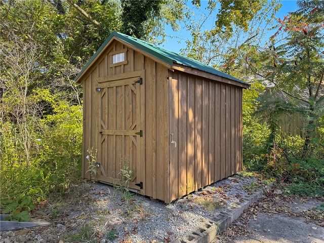 99 S Myers, Sharon, PA 16146