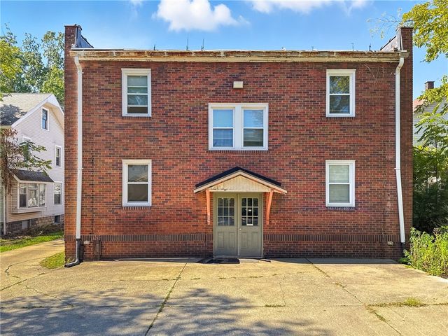 99 S Myers, Sharon, PA 16146