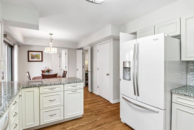 985 Coventry Lane, Highland Park, IL 60035