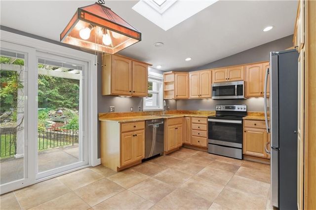 8 Ledgemont Drive, Lincoln, RI 02865