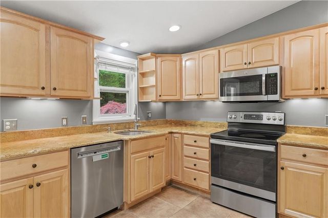8 Ledgemont Drive, Lincoln, RI 02865
