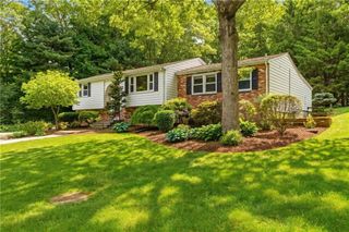 8 Ledgemont Drive, Lincoln, RI 02865