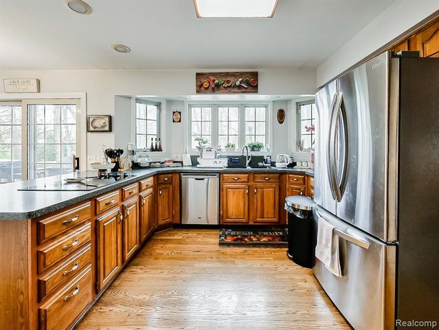 3688 Old Creek Road, Rochester Hills, MI 48307