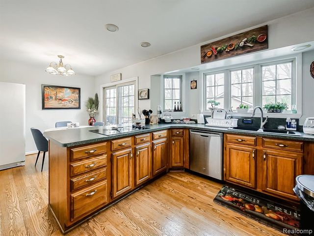 3688 Old Creek Road, Rochester Hills, MI 48307