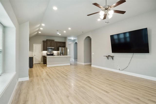 104 Gateway Drive, Alvarado, TX 76009