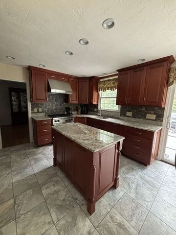 2 Lafayette Dr, Marlborough, MA 01752