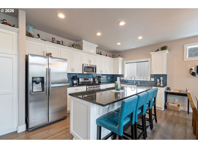 325 N JUNIPER Ct, Rockaway Beach, OR 97136