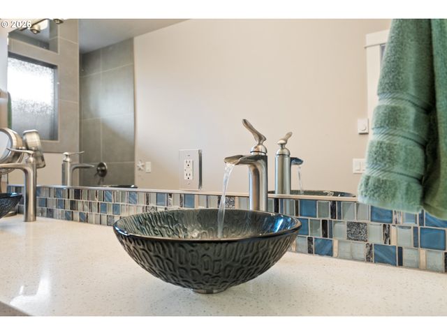 325 N JUNIPER Ct, Rockaway Beach, OR 97136