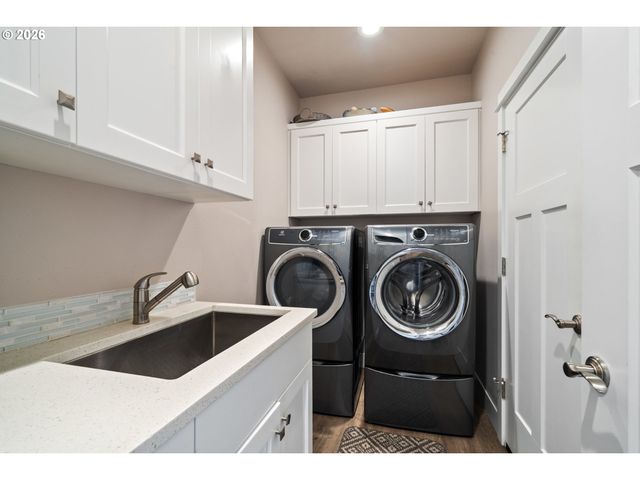 325 N JUNIPER Ct, Rockaway Beach, OR 97136