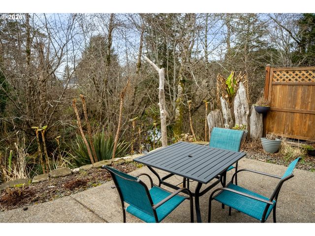 325 N JUNIPER Ct, Rockaway Beach, OR 97136