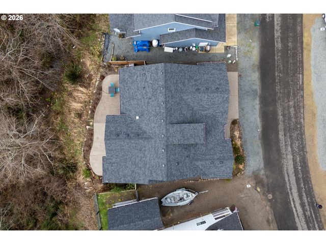 325 N JUNIPER Ct, Rockaway Beach, OR 97136