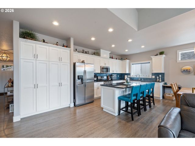 325 N JUNIPER Ct, Rockaway Beach, OR 97136