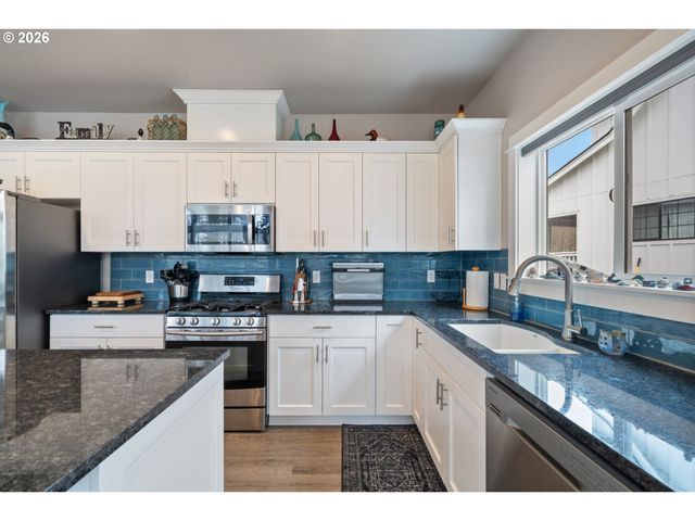 325 N JUNIPER Ct, Rockaway Beach, OR 97136