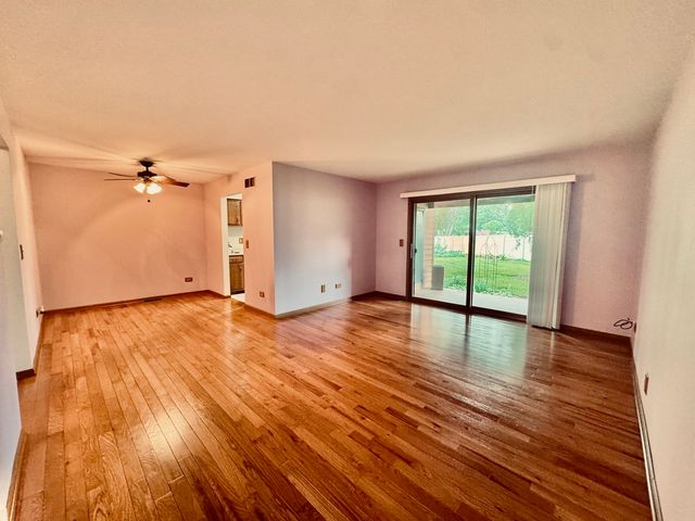 650 Waverly Drive B, Elgin, IL 60120
