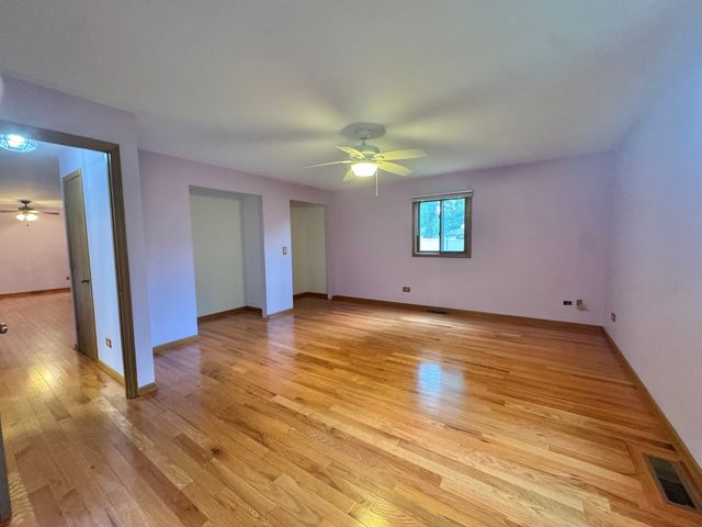 650 Waverly Drive B, Elgin, IL 60120