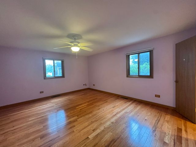 650 Waverly Drive B, Elgin, IL 60120