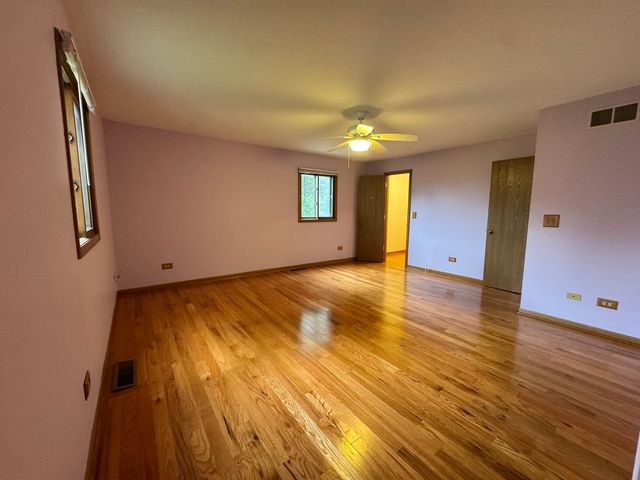 650 Waverly Drive B, Elgin, IL 60120