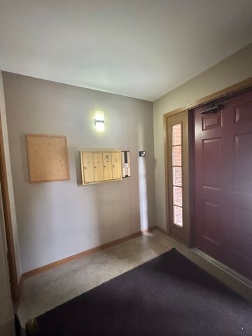 650 Waverly Drive B, Elgin, IL 60120